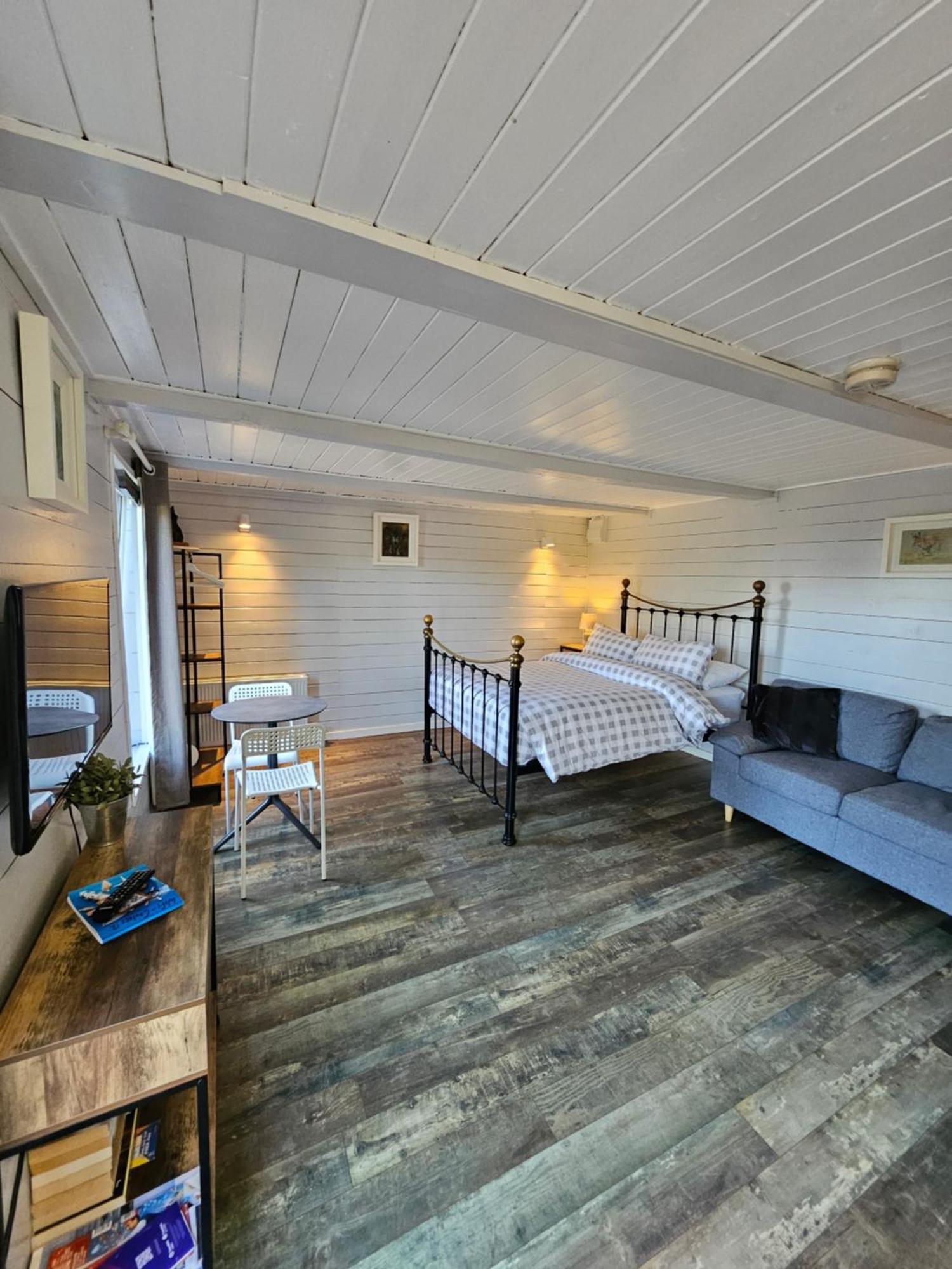 Loughview Chalet Whitehouse  ภายนอก รูปภาพ